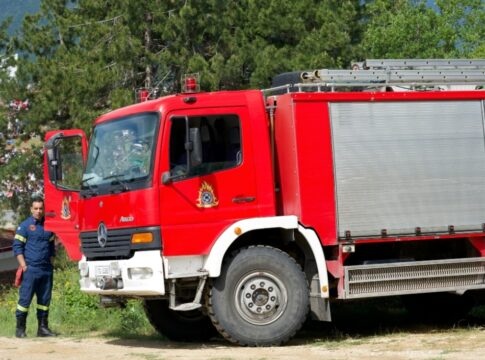 «Πάλεψαν» με τους ισχυρούς ανέμους οι πυροσβέστες για τη φωτιά κοντά στον Γαλατά Ηρακλείου