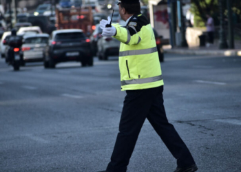 Πάτρα: Οδηγός παρέσυρε και τραυμάτισε τροχονόμο σε μπλόκο