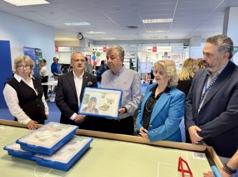 Περιφέρεια Κρήτης: Παραδόθηκαν τα πρώτα 300 κιτ ρομποτικής για τις ανάγκες 150 Δημοτικών Σχολείων