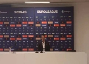 Πήγε στη συνέντευξη τύπου, δεν βρήκε κανένα, είπε το σκορ και έφυγε – Βίντεο