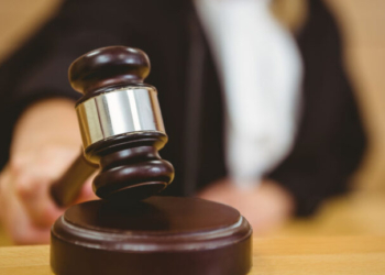 Ποινική δίωξη σε βάρος της μητέρας που φέρεται να ξυλοκόπησε την 14χρονη έγκυο κόρης της