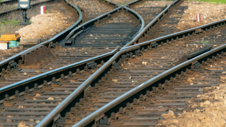 Πολωνία: Οι ρωσικές μυστικές υπηρεσίες πιθανόν πίσω από την έκρηξη σε σιδηροδρομική γραμμή