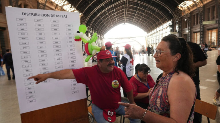 Προεδρικές εκλογές στη Χιλή: «Μάχη» μεταξύ της κομμουνίστριας Χάρα και του υπερσυντηρητικού Καστ δείχνουν τα πρώτα αποτελέσματα