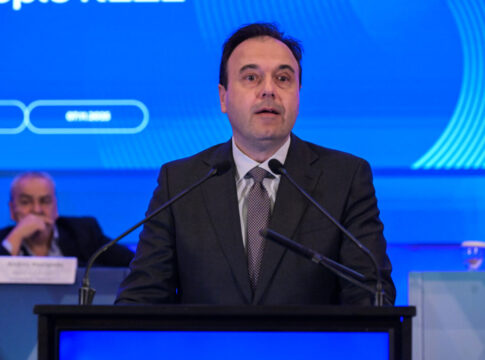 Πρόστιμα για παραβάσεις ΚΟΚ: Η κυβέρνηση επιμένει, οι δήμοι αντιδρούν