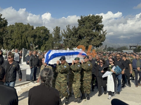 Ραφαήλ Γαλυφιανάκης, 19 ετών: Βίντεο από τις σπαρακτικές στιγμές στην κηδεία του