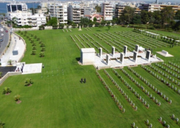 Remembrance Day: Ημέρα Μνήμης στο Συμμαχικό Κοιμητήριο στον 'Αλιμο - Πολλή κίνηση στην παραλιακή