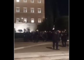 Ρουβίκωνας: Επεισόδιο μπροστά από το μνημείο του Άγνωστου Στρατιώτη- Δείτε βίντεο