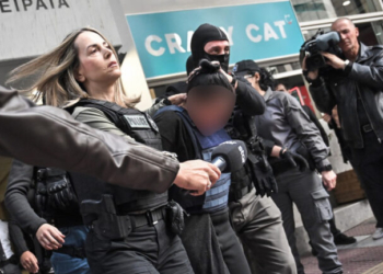 Σαλαμίνα: Κατηγορίες για ανθρωποκτονία από πρόθεση σε ήρεμη ψυχική κατάσταση, οπλοφορία και οπλοχρησία απαγγέλθηκαν στη 46χρονη