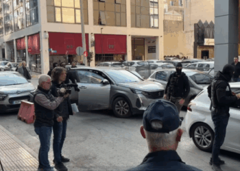 Σαλαμίνα: Στα δικαστήρια Πειραιά η 46χρονη που σκότωσε την πεθερά της (Βίντεο)