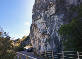 Σε αποδόμηση το οδικό δίκτυο που συνδέει με το Σπήλαιο Γρεβενών
