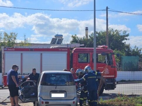 Σφοδρή σύγκρουση αυτοκινήτων στα Χανιά – Στο νοσοκομείο δύο άτομα (Φωτογραφίες)