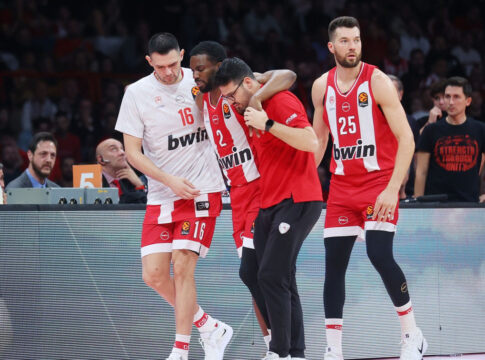 Σοκ με Έβανς: Τραυματίστηκε, αποχώρησε υποβασταζόμενος και πήγε στο νοσοκομείο