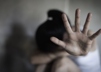 Σοκ στο Μενίδι: 14χρονη εμφανίστηκε σε ΑΤ με νεκρό έμβρυο - Συνελήφθη η μητέρα της για ενδοοικογενειακή βία