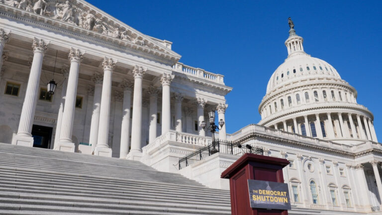 Στη Βουλή των Αντιπροσώπων ο τερματισμός του shutdown στις ΗΠΑ - Θα κάνουν ξανά πίσω οι Δημοκρατικοί;