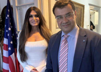 Στην Ύδρα η Κίμπερλι Γκίλφοϊλ - Τιμήθηκε με το Μετάλλιο του Δήμου (Δείτε φωτογραφία)