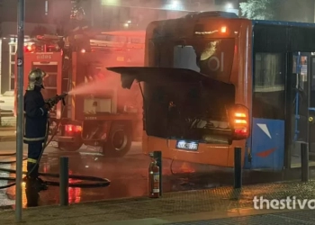Στις φλόγες λεωφορείο του ΟΑΣΘ στο κέντρο της Θεσσαλονίκης (Εικόνες και βίντεο)
