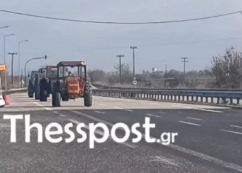 Στους δρόμους τα τρακτέρ: Αγροτικά μπλόκα στη Θεσσαλία - Πού αλλού υπάρχουν κινητοποιήσεις (Εικόνες και βίντεο)