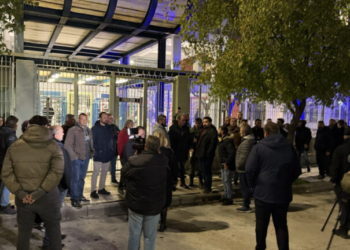 Συγκέντρωση αγροτών έξω από την Αστυνομία της Λάρισας για τους 3 συλληφθέντες συναδέλφους τους