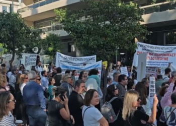 Συγκέντρωση διαμαρτυρίας στο Μέγαρο Μαξίμου από τους εργαστηριακούς γιατρούς