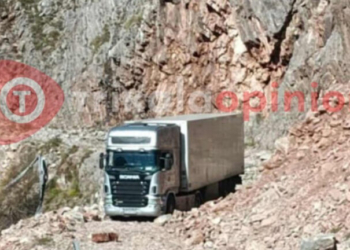Συναγερμός στα Τρίκαλα: Νταλίκα εγκλωβίστηκε μετά από λάθος στροφή – Ολονύχτια περιπέτεια για τον οδηγό