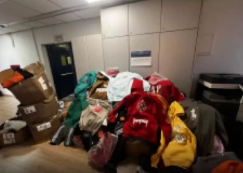 Συνελήφθη 38χρονη που πουλούσε στο μαγαζί της ρούχα «μαϊμούδες»