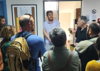 «Τα παιδιά μας δεν κοστίζουν – Αξίζουν» – Στα «κάγκελα» οι γονείς στα Χανιά για τα κενά στα σχολεία