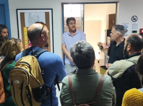 «Τα παιδιά μας δεν κοστίζουν – Αξίζουν» – Στα «κάγκελα» οι γονείς στα Χανιά για τα κενά στα σχολεία