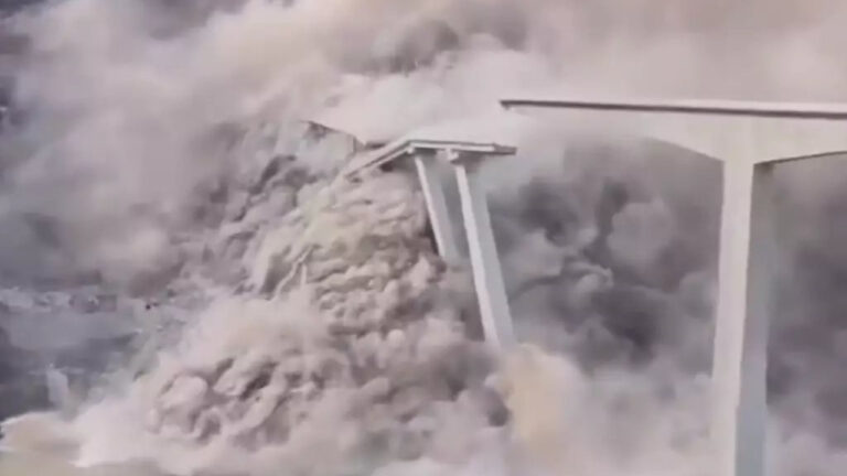 Θεαματική κατάρρευση ολοκαίνουργιας γέφυρας στην Κίνα - Δείτε βίντεο