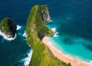 Το Μπαλί μπλόκαρε την κατασκευή γυάλινου ανελκυστήρα σε μία από τις διάσημες παραλίες του 