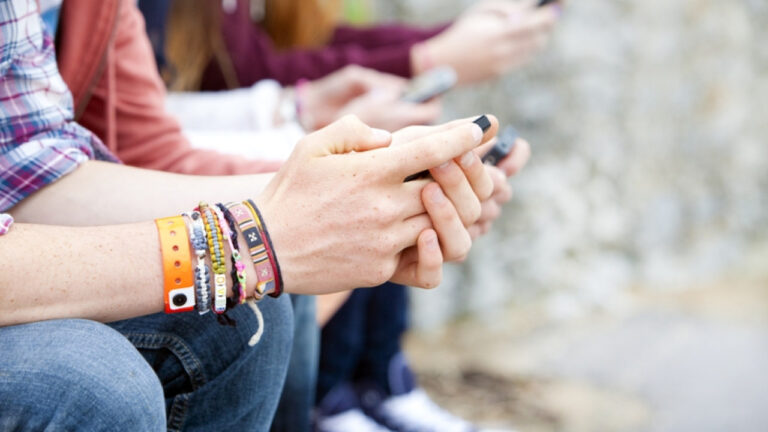 Το Ευρωκοινοβούλιο ενέκρινε ψήφισμα για αποκλεισμό της πρόσβασης στα social media, σε παιδιά κάτω των 16 ετών