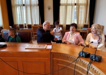 Το γράμμα για την καθαριότητα στον Αλέξη Καλοκαιρινό από μικρούς μαθητές, το δώρο και η επίσκεψη στη Λότζια