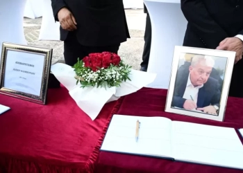 Το τελευταίο αντίο στον Αλέκο Φλαμπουράρη - Δείτε εικόνες και βίντεο