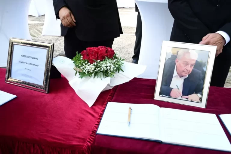 Το τελευταίο αντίο στον Αλέκο Φλαμπουράρη - Δείτε εικόνες και βίντεο