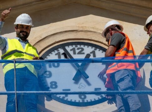 Τοποθετήθηκε το Ρολόι στο εμβληματικό μνημείο