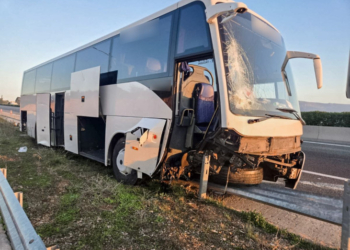 Toυριστικό λεωφορείο έπεσε σε μπάρες στην Υλίκη – Πέντε τραυματίες (φωτογραφίες)
