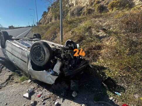 Τροχαίο στον δρόμο προς ΠΑΓΝΗ: Τούμπαρε και διαλύθηκε το αυτοκίνητο του 23χρονου – Φωτογραφίες από το σημείο