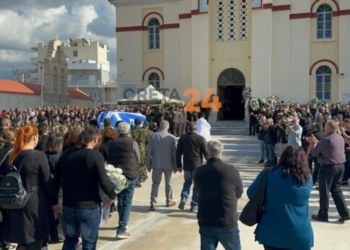 Τυμπάκι: Στρατιωτικές τιμές στο τελευταίο αντίο στον 19χρονο Ραφαήλ – Με την ελληνική σημαία τυλιγμένο το φέρετρο