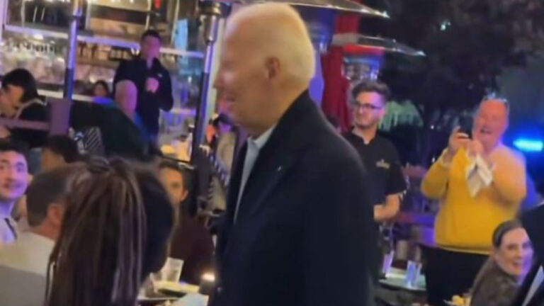 Τζο Μπάιντεν: Αισθητά αδύναμος σε σπάνια δημόσια εμφάνιση