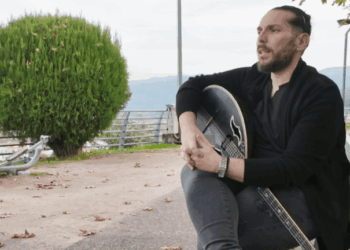 Βέροια: Παίζοντας μπουζούκι στο χειρουργικό κρεβάτι, σε επέμβαση στον εγκέφαλο