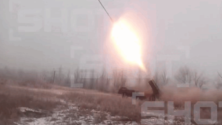 Βίντεο: Ρώσοι εξαπολύουν μαζικές επιθέσεις με πολλαπλό εκτοξευτή πυραύλων κατά Ουκρανών στο Ποκρόβσκ