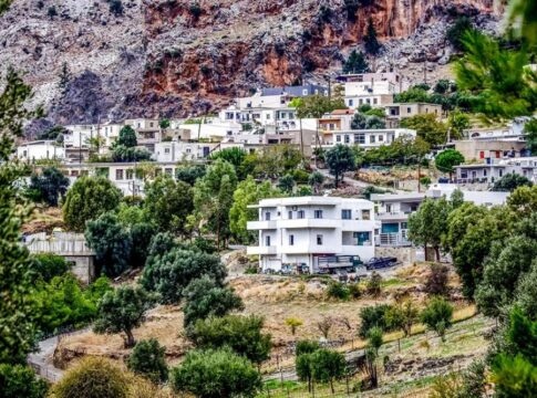 Βορίζια: Επιπλέον 50 αστυνομικοί στις έρευνες – «Χωρισμένο» στα δύο το χωριό, προσήχθη ο γιος της 57χρονης