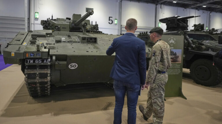 Βουλευτές προειδοποιούν ότι η άμυνα της Βρετανίας εξαρτάται υπερβολικά από τις ΗΠΑ