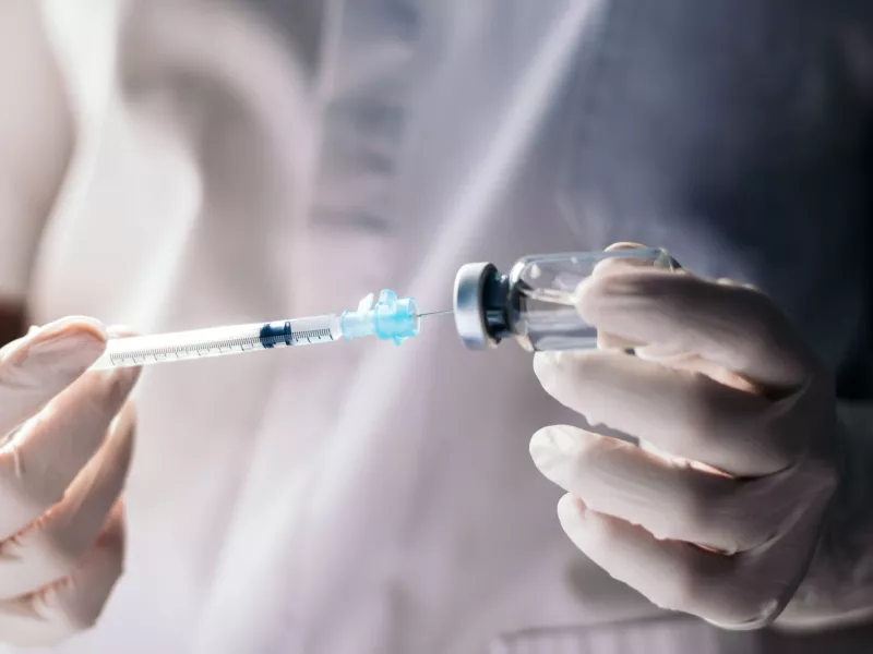 Εμβόλιο σε ιατρικό χέρι
