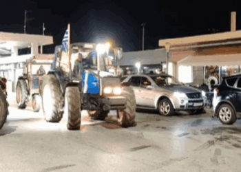Αγρότες απέκλεισαν με τρακτέρ το τελωνείο των Ευζώνων - Δείτε βίντεο