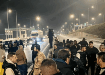 Αγρότες και κτηνοτρόφοι απέκλεισαν για μία ώρα την Πατρών-Πύργου στο ύψος της Κάτω Αχαΐας