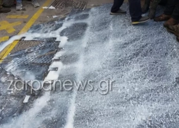 Αγρότες και κτηνοτρόφοι έχυσαν γάλα έξω από την Εφορία Χανίων (Εικόνες και βίντεο)