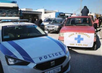 Αγρότες και κτηνοτρόφοι της Θεσπρωτίας στους δρόμους με ελληνικές και μαύρες σημαίες