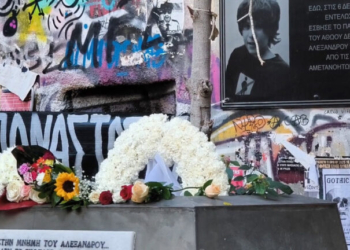 Αλέξανδρος Γρηγορόπουλος: 17 χρόνια από τη δολοφονία στα Εξάρχεια - Πολίτες αφήνουν λουλούδια στο μνημείο (Βίντεο)