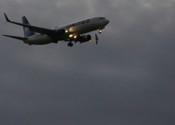 Αναγκαστική προσγείωση αεροσκάφους της United Airlines στην Ουάσινγκτον εξαιτίας βλάβης στον κινητήρα