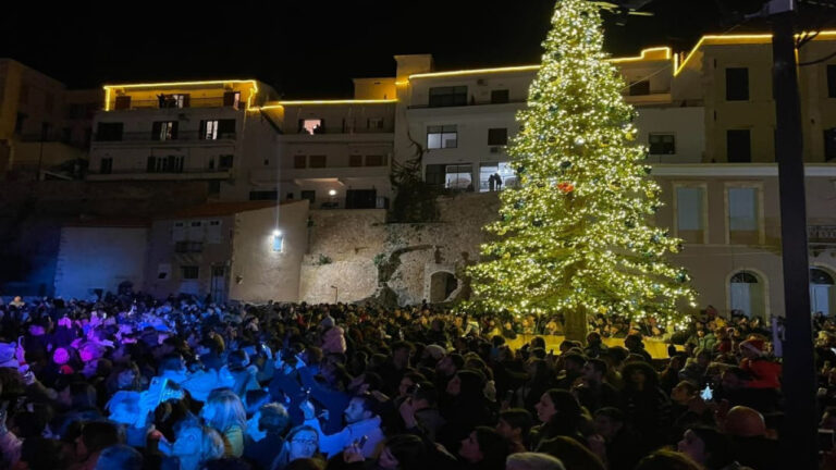 Άναμμα χριστουγεννιάτικου δέντρου με μπαλωθιές σε χωριό των Χανιών 
